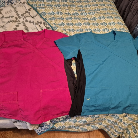 Mixed assortment of scrub tops & bottoms - Picture 10 of 14